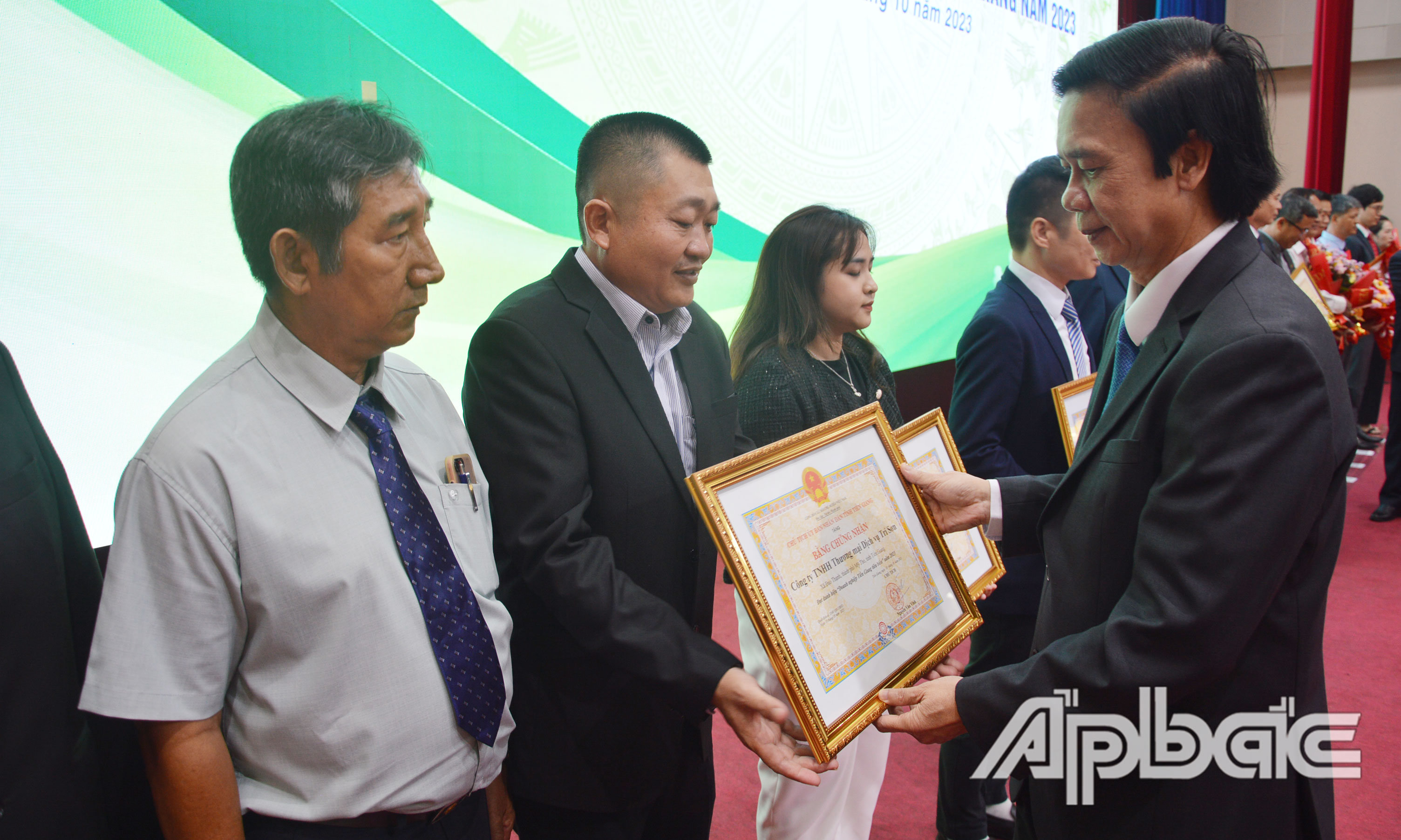 Đồng chí Nguyễn Văn Danh trao Bằng chứng nhận Doanh nghiệp Tiền Giang tiêu biểu năm 2023.