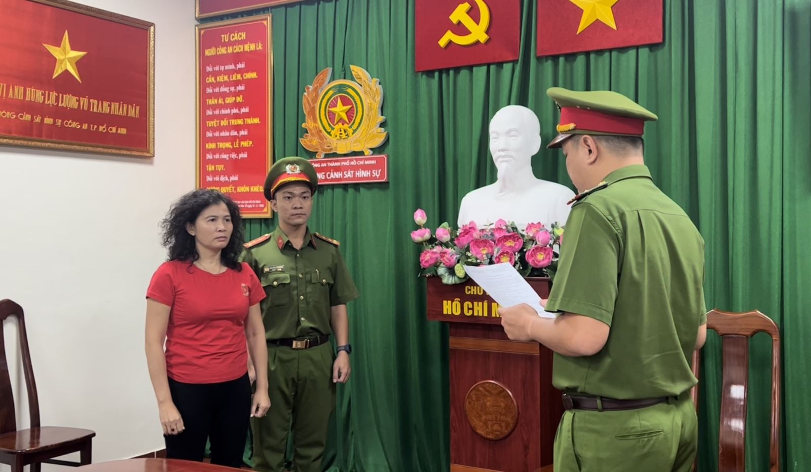 Công an TP Hồ Chí Minh đọc lệnh bắt bị can Đặng Thị Hàn Ni tối 25/2/2023. Ảnh: Công an TP Hồ Chí Minh cung cấp