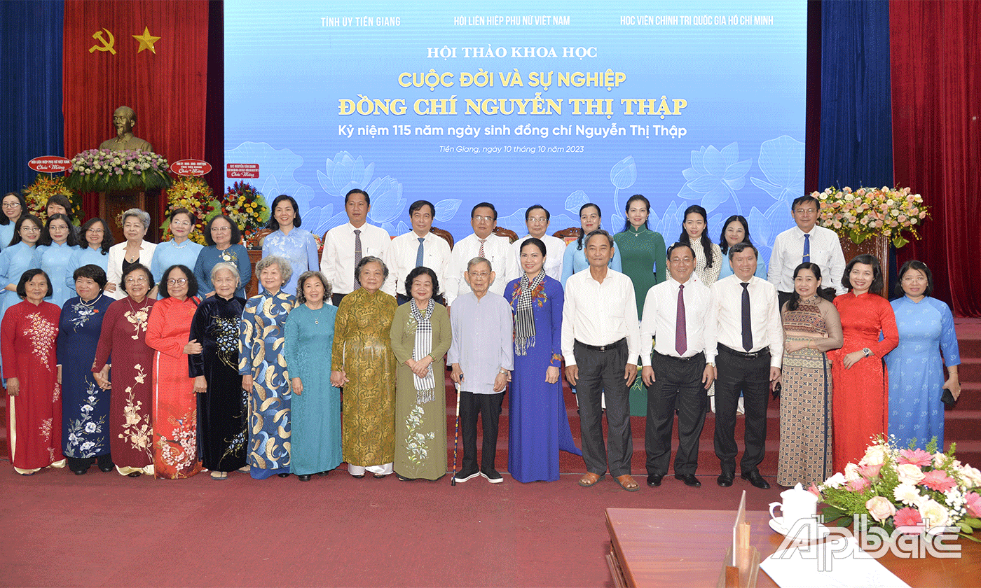 Đồng chí Trương Mỹ Hoa chụp ảnh lưu niệm cùng đại biểu.
