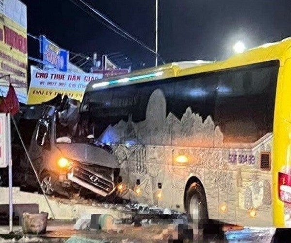 Hiện trường vụ TNGT đặc biệt nghiêm trọng tại Đồng Nai xảy ra sáng 30-9-2023 (Ảnh: TTXVN)