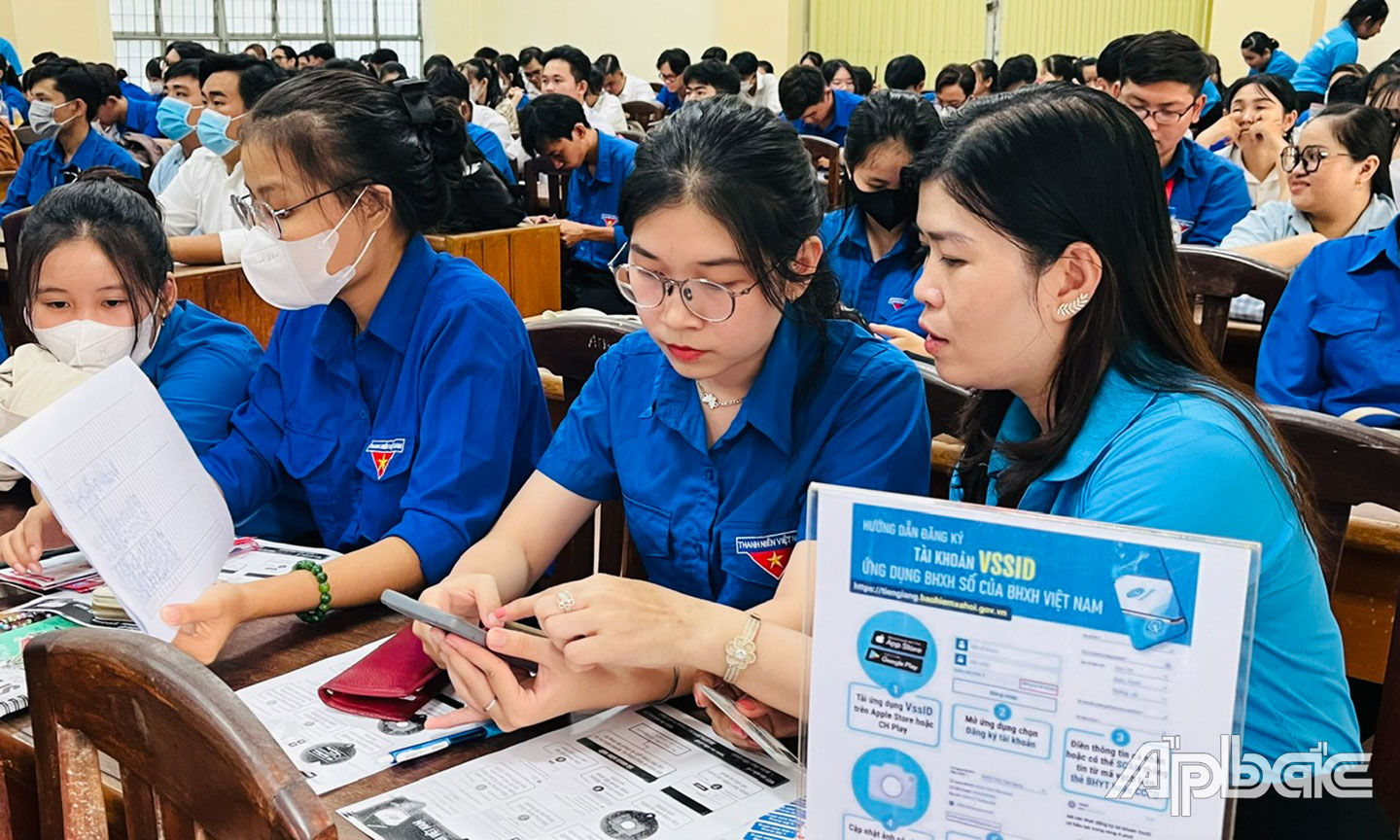 Các đoàn viên CĐCS BHXH tỉnh Tiền Giang trực tiếp hướng dẫn cài đặt ứng dụng  VssID-BHXH số cho các tân sinh viên Trường Đại học Tiền Giang.