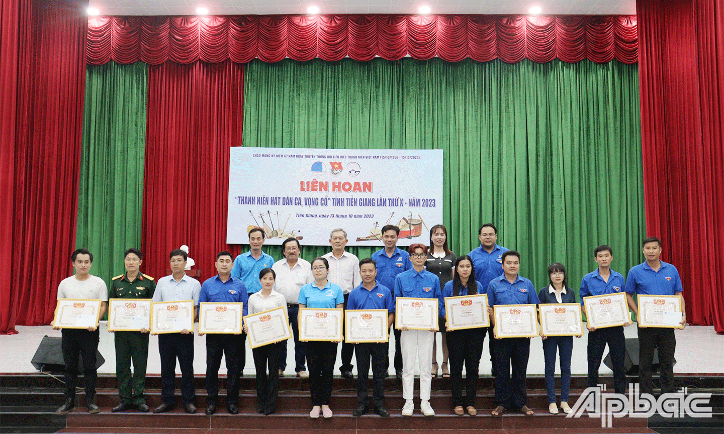 Ban tổ chức và các đội dự thi cùng chụp ảnh lưu niệm