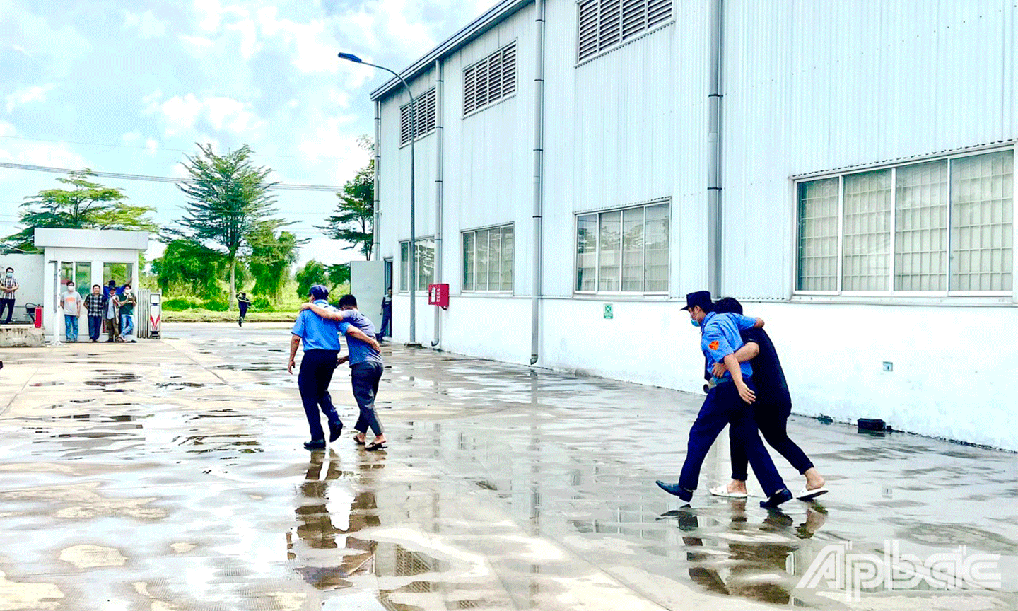 Nhân viên bảo vệ hỗ trợ sơ tán người bị thương đến điểm tập kết an toàn 