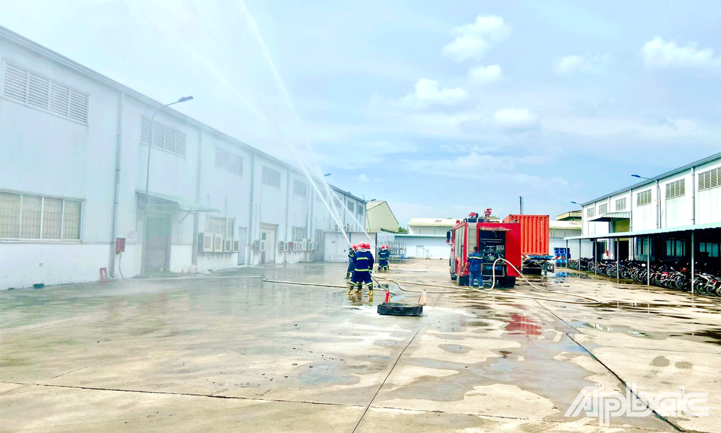 Lực lượng PCCC cơ sở của công ty Thực phẩm Balala Việt Nam kết hợp lực lượng chiến sĩ thực hiện diễn tập chữa cháy và triển khai sơ cấp cứu người bị thương theo tình huống giả định 