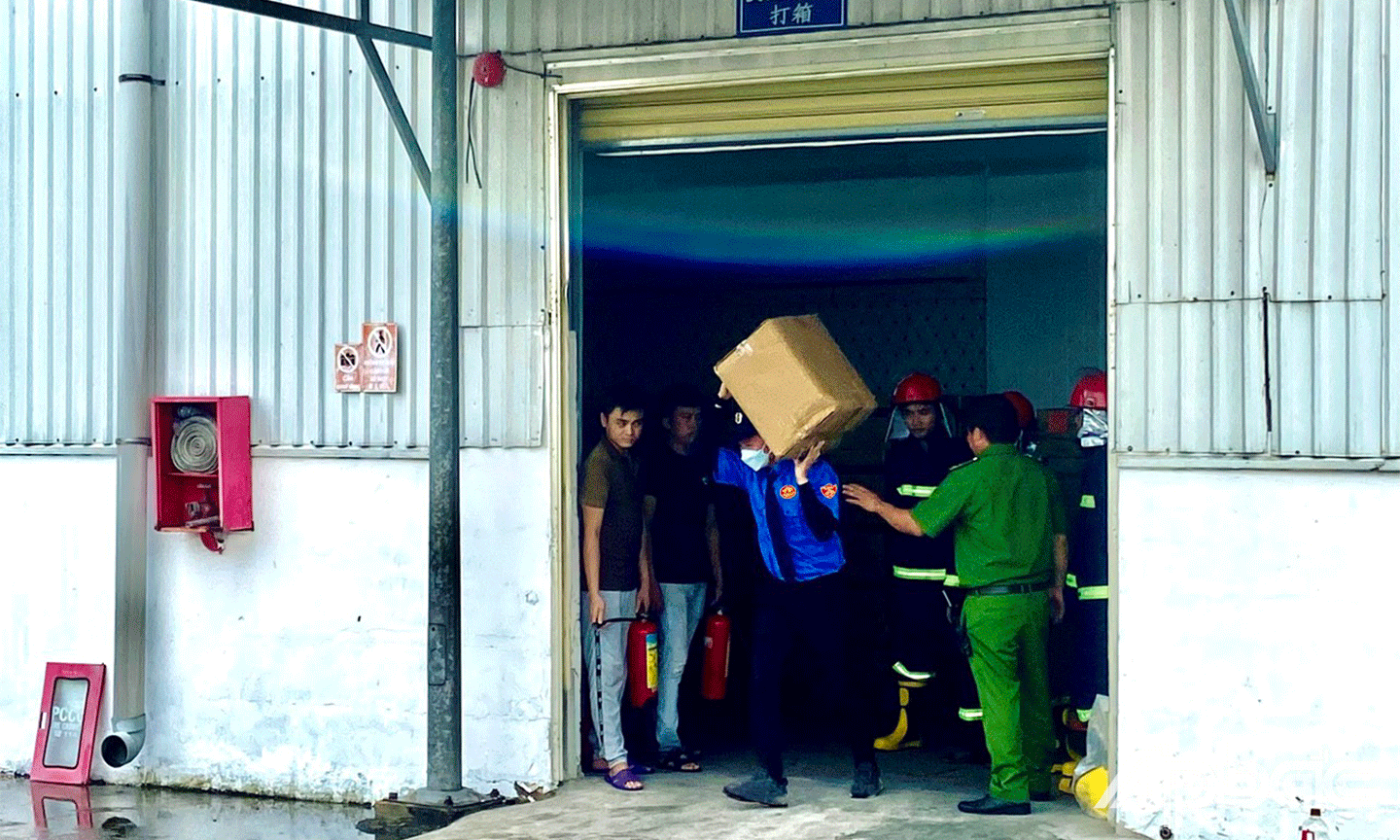 Nhân viên bảo vệ hỗ trợ sơ tán tài sản 