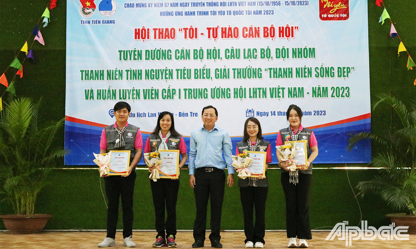 Ban Thư ký Ủy ban Hội LHTN Việt Nam tỉnh Tiền Giang tặng thư cảm ơn các Huấn luyện viên cấp I Trung ương Hội LHTN Việt Nam