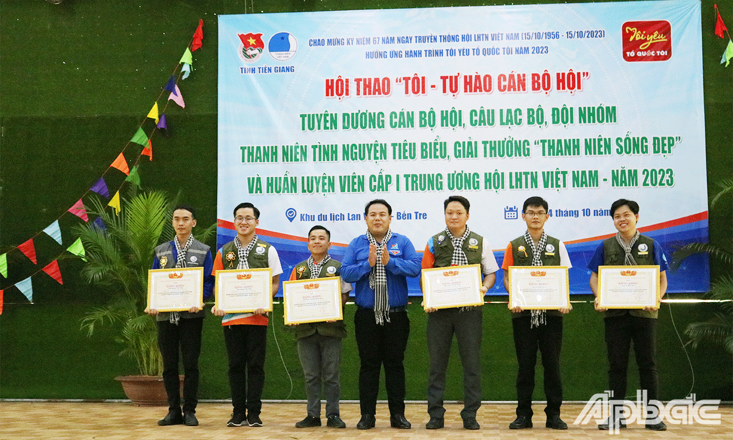 Ban Thư ký Ủy ban Hội LHTN Việt Nam tỉnh Tiền Giang tặng bằng khen cho các thanh niên được công nhận Huấn luyện viên cấp I Trung ương Hội LHTN Việt Nam tham gia tại Trại Huấn luyện Nguyễn Chí Thanh khu vực Tây Nam Bộ lần thứ V năm 2023 được tổ chức vào tháng 9 vừa qua, tại tỉnh An Giang.