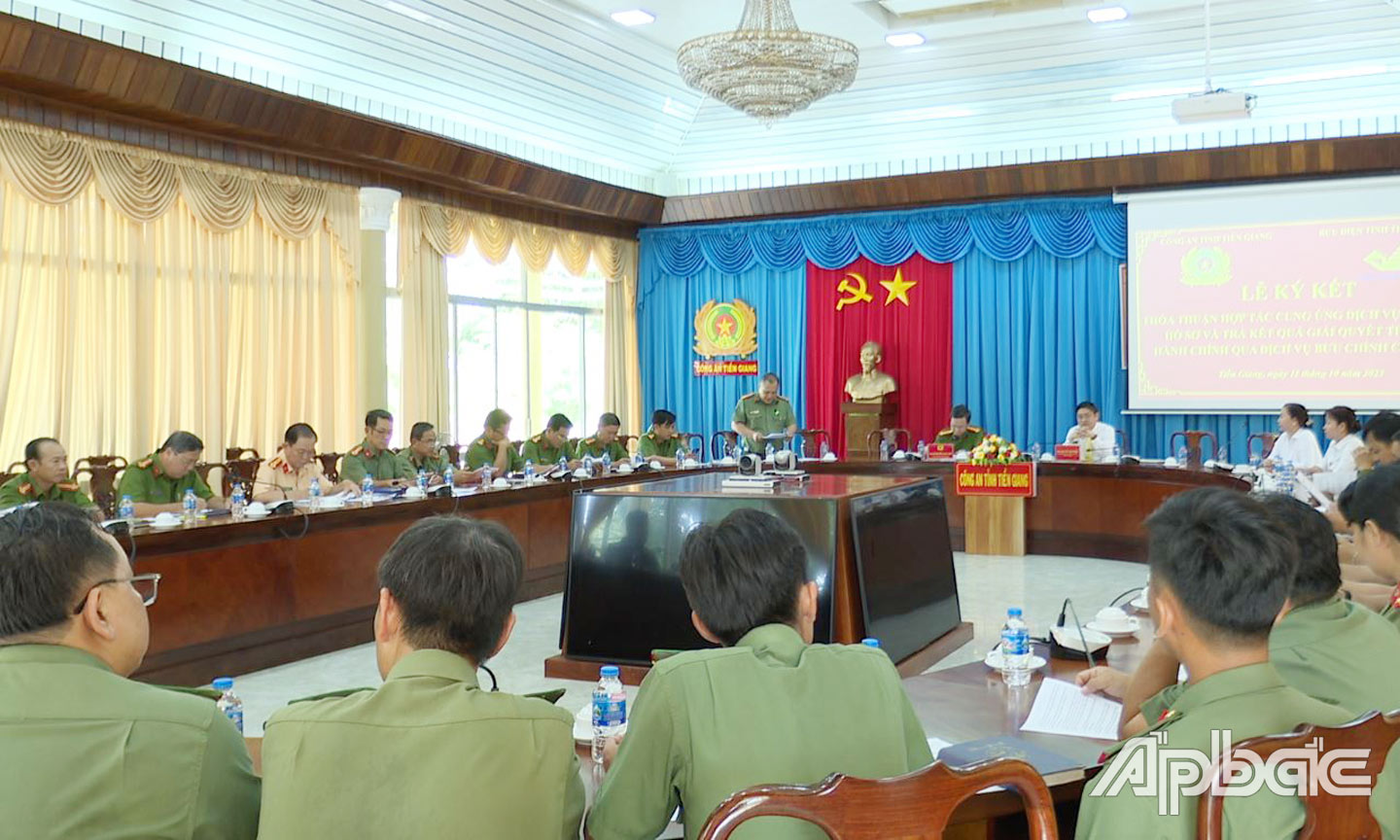 Đại biểu dự Lễ ký kết thỏa thuận hợp tác cung ứng dịch vụ tiếp nhận hồ sơ và trả kết quả giải quyết thủ tục hành chính qua dịch vụ bưu chính công ích. Ảnh – Thanh Việt.