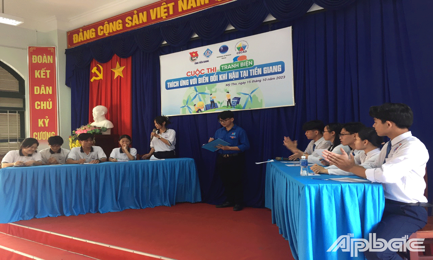 Đội thi trình bày phần thi của mình. 