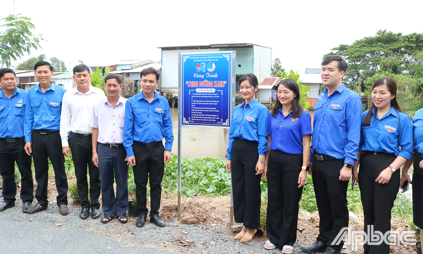 Ban Thường vụ Tỉnh đoàn Cao Bằng đã tặng công trình “Cung đường xanh” trị giá 20 triệu đồng, để trồng cây xanh tại xã Mỹ Hội, huyện Cái Bè.