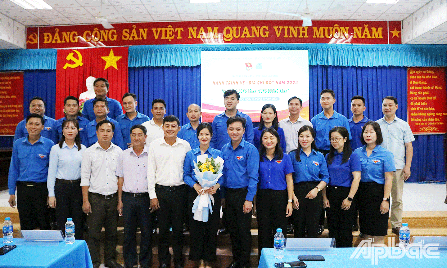 Đoàn viên thanh niên Cao Bằng và Tiền Giang cùng chụp ảnh lưu niệm
