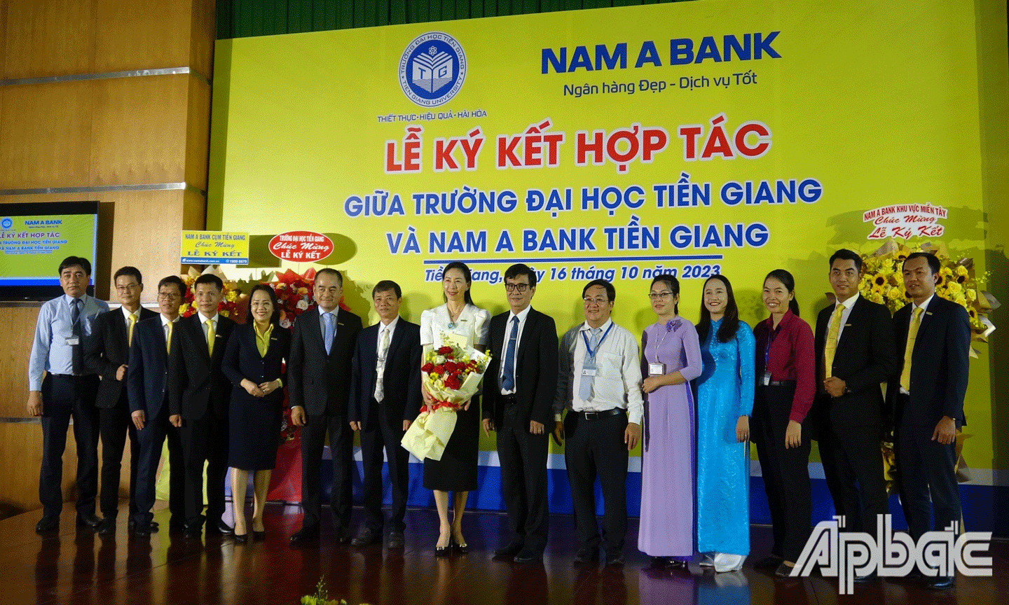 Lãnh đạo hai đơn vị chụp ảnh lưu niệm. 