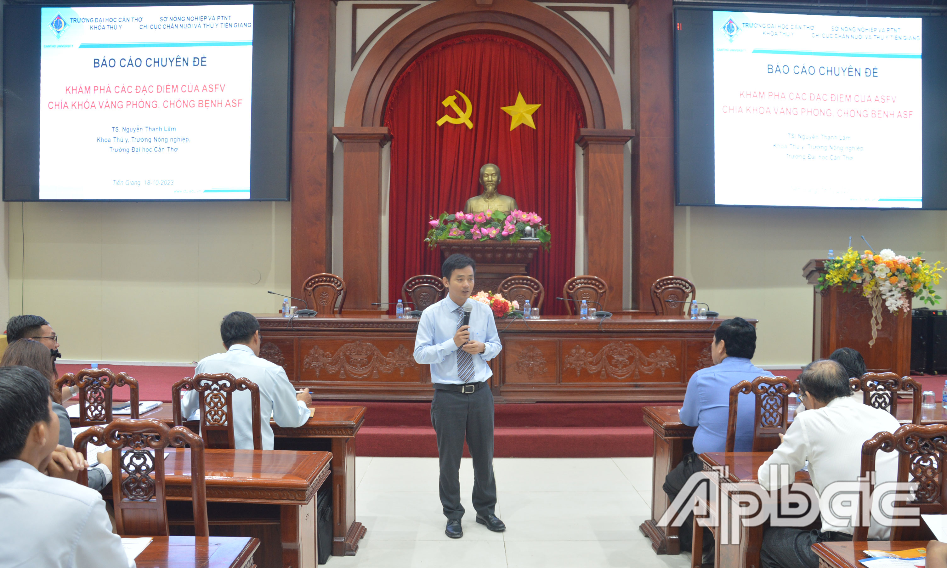 Giảng viên Trường Đại học Cần Thơ trình bày về vi rút dịch tả heo châu Phi.