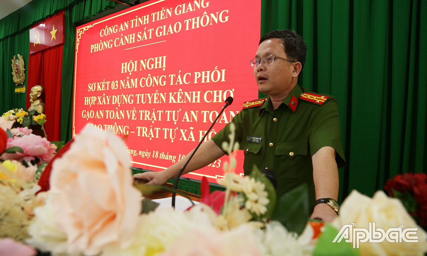 Đại tá Nguyễn Minh Tân chỉ đạo tại hội nghị.