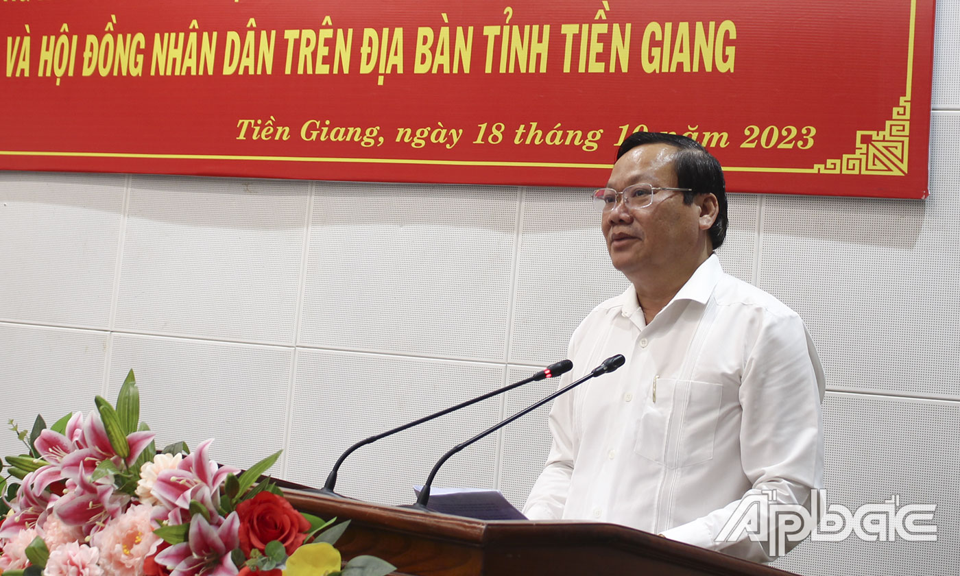Phó Chủ tịch HĐND tỉnh Nguyễn Hữu Lợi phát biểu tại hội nghị. 