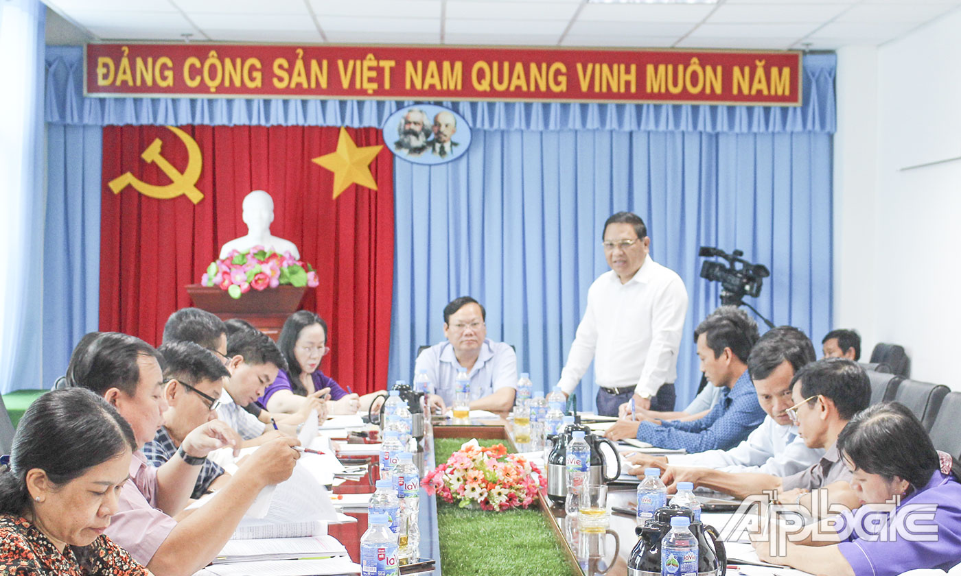 Giám đốc Sở Lao Động - Thương Binh và Xã hội tỉnh Tiền Giang Lý Văn Cẩm phát biểu tại cuộc họp.