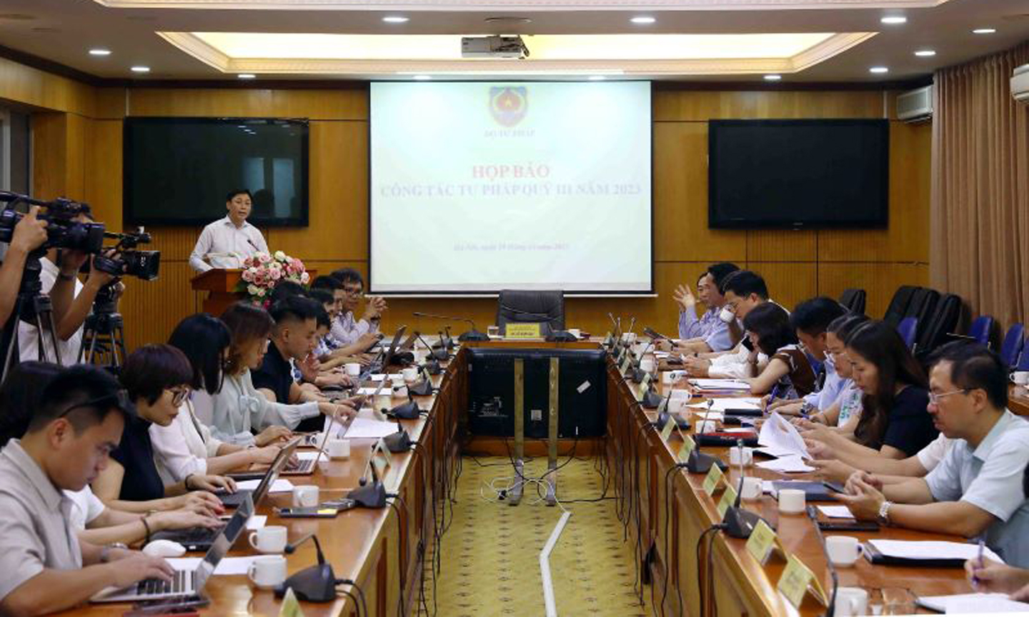 Toàn cảnh họp báo.
