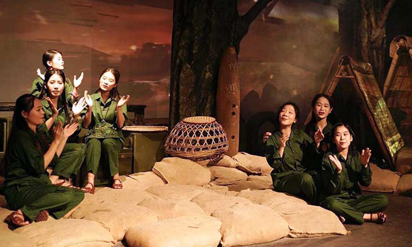 Một cảnh trong vở diễn Huyền thoại tuổi thanh xuân. (Ảnh MINH GIANG)