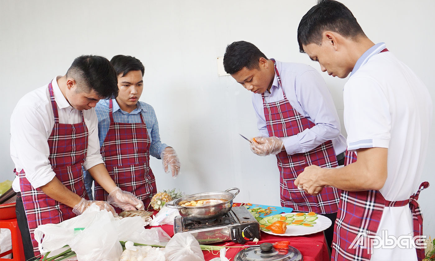 Các đội thi tranh tài ở phần thi “nội trợ” và “cắm hoa”