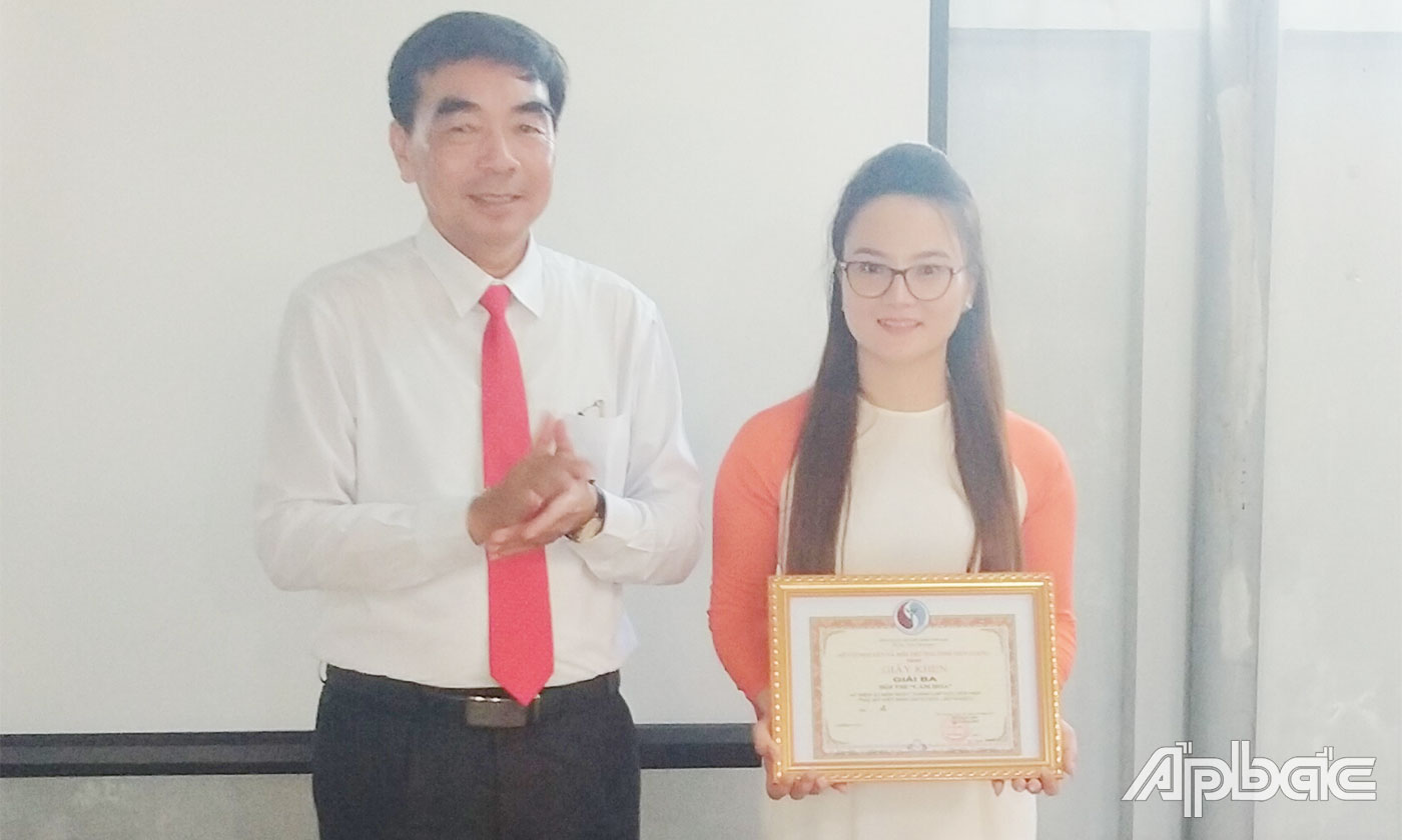 Ban Tổ chức trao giải cho các đội thi có thành tích cao tại Hội thi