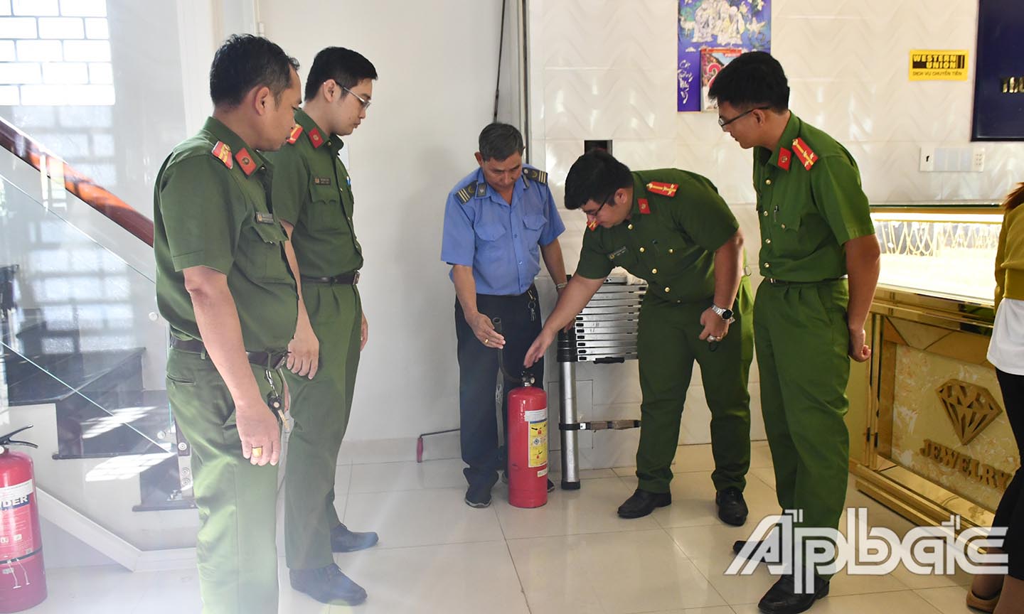 Cán bộ hướng dẫn học viên t