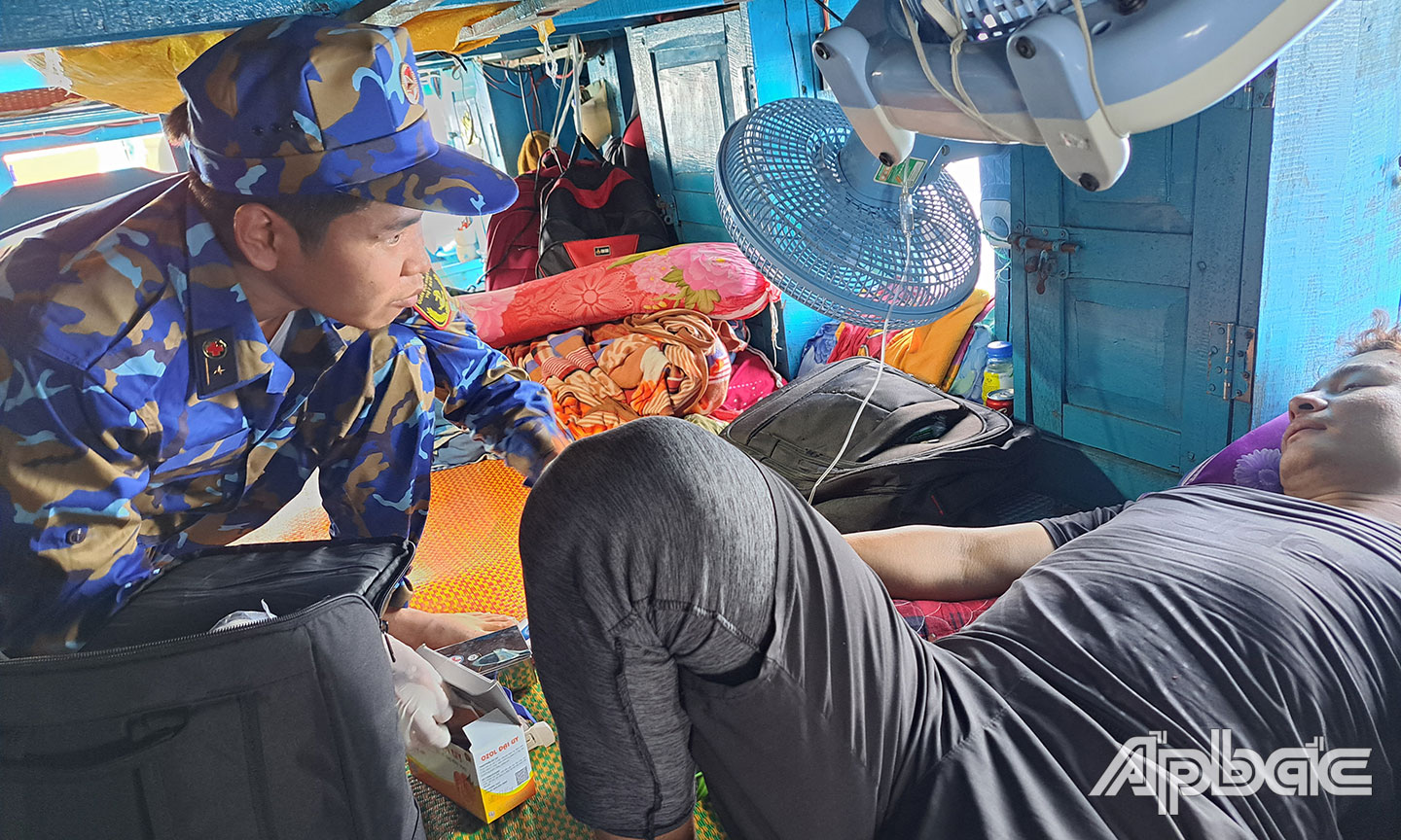 Tổ Quân y tiến hành chăm sóc và cứu chữa ngư dân bị ngộ độc.
