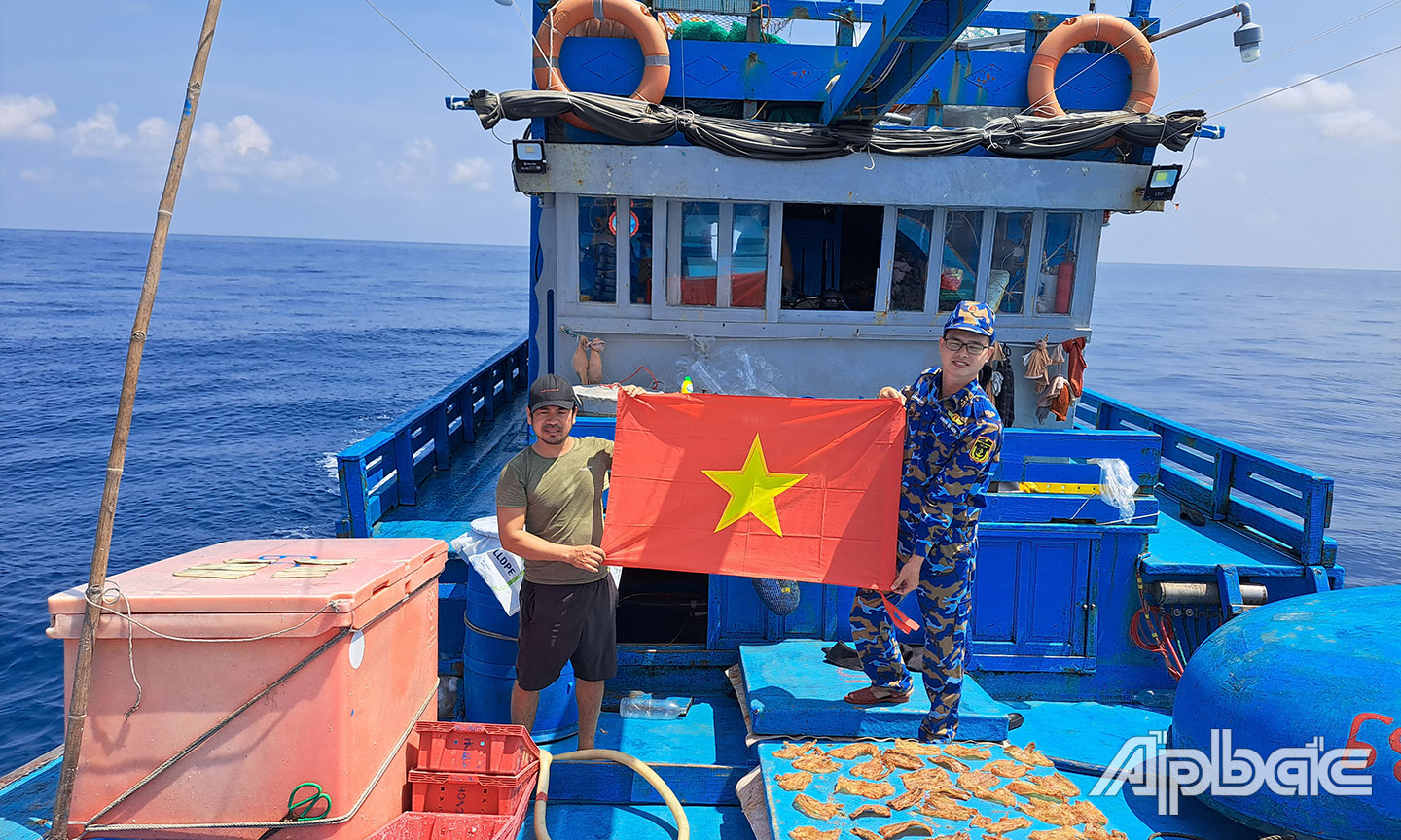 Tàu Trường Sa 04 trao cờ và tuyên truyền, cấp phát tờ rơi cho tàu QNg95139TS.