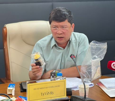 Đại biểu Tạ Văn Hà khá lo lắng về tình trạng giới trẻ tiếp xúc dễ dàng với thuốc lá điện tử.