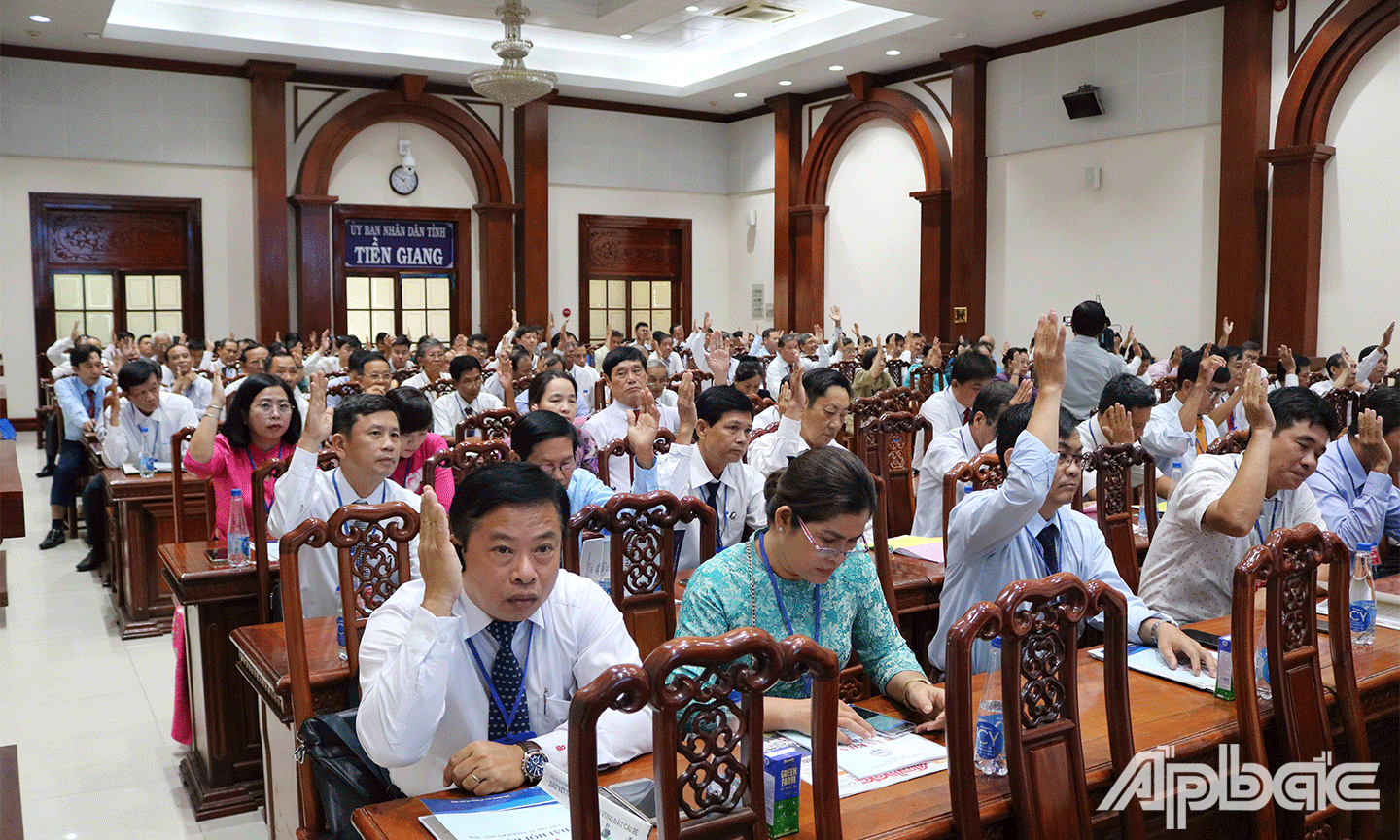 Đại biểu tham gia biểu quyết tại Đại hội
