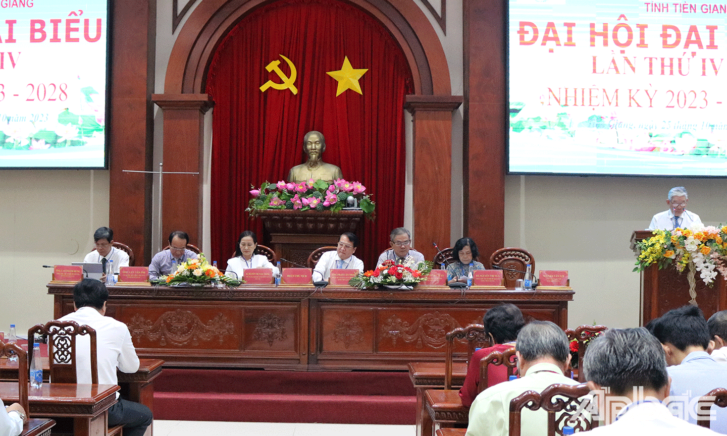 Đoàn Chủ tịch Đại hội.