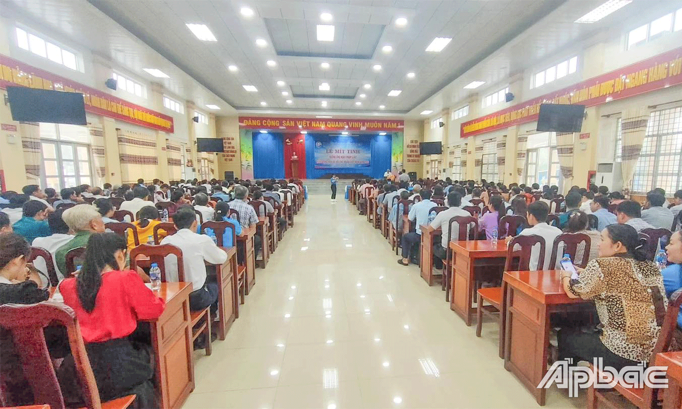 Mít tinh hưởng ứng Ngày Pháp luật nước Cộng hòa xã hội chủ nghĩa Việt Nam.