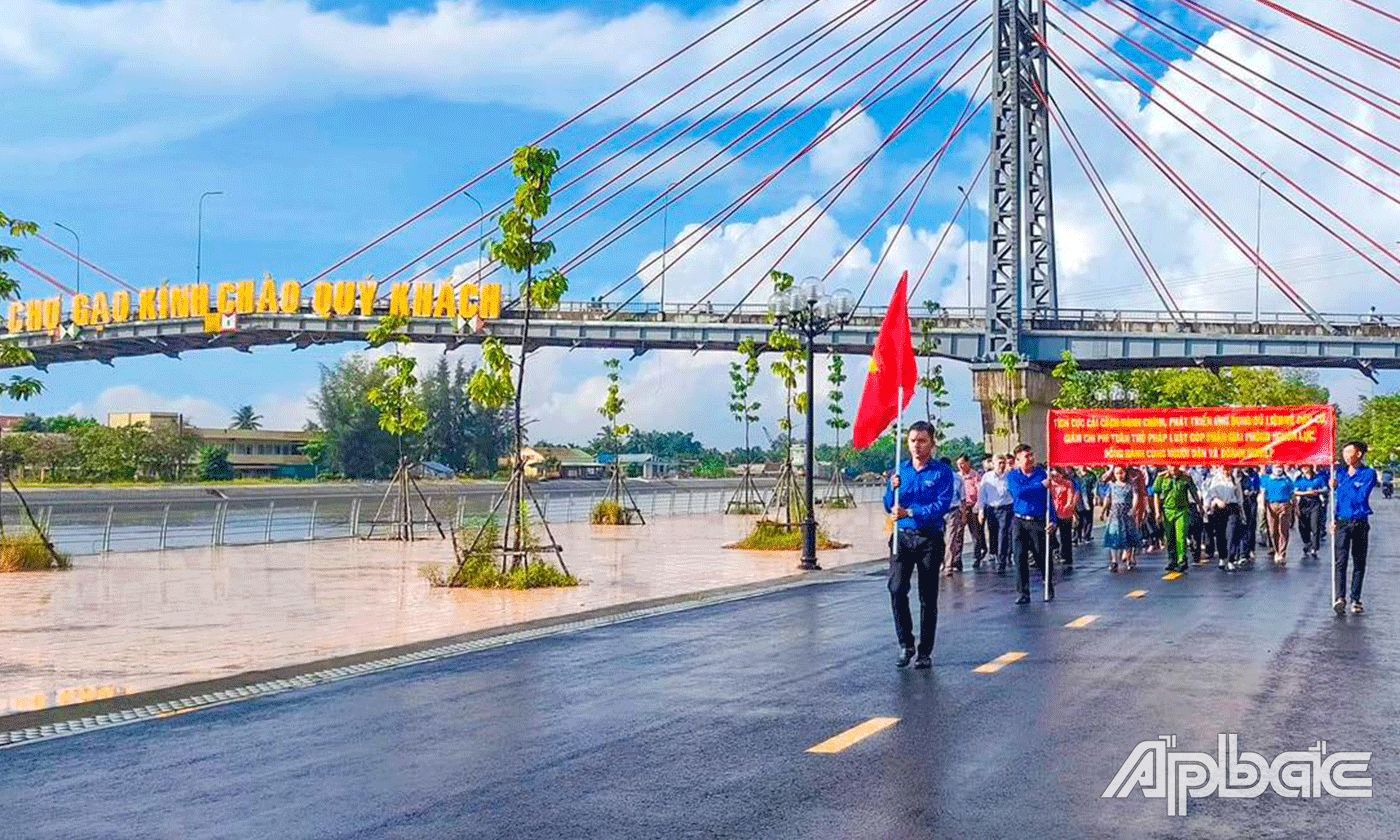 Diễu hành hưởng ứng Ngày Pháp luật nước Cộng hòa xã hội chủ nghĩa Việt Nam 9-11.