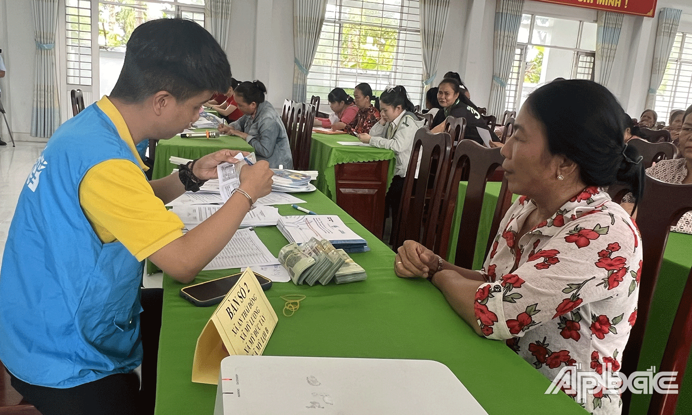 Trao sinh kế cho phụ nữ.