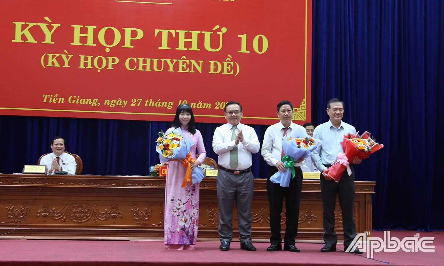 Đồng chí Võ Văn Bình chúc mừng các đồng chí vừa được đại biểu HĐND tỉnh tín nhiệm bầu chức danh Ủy viên UBND tỉnh tại kỳ họp.