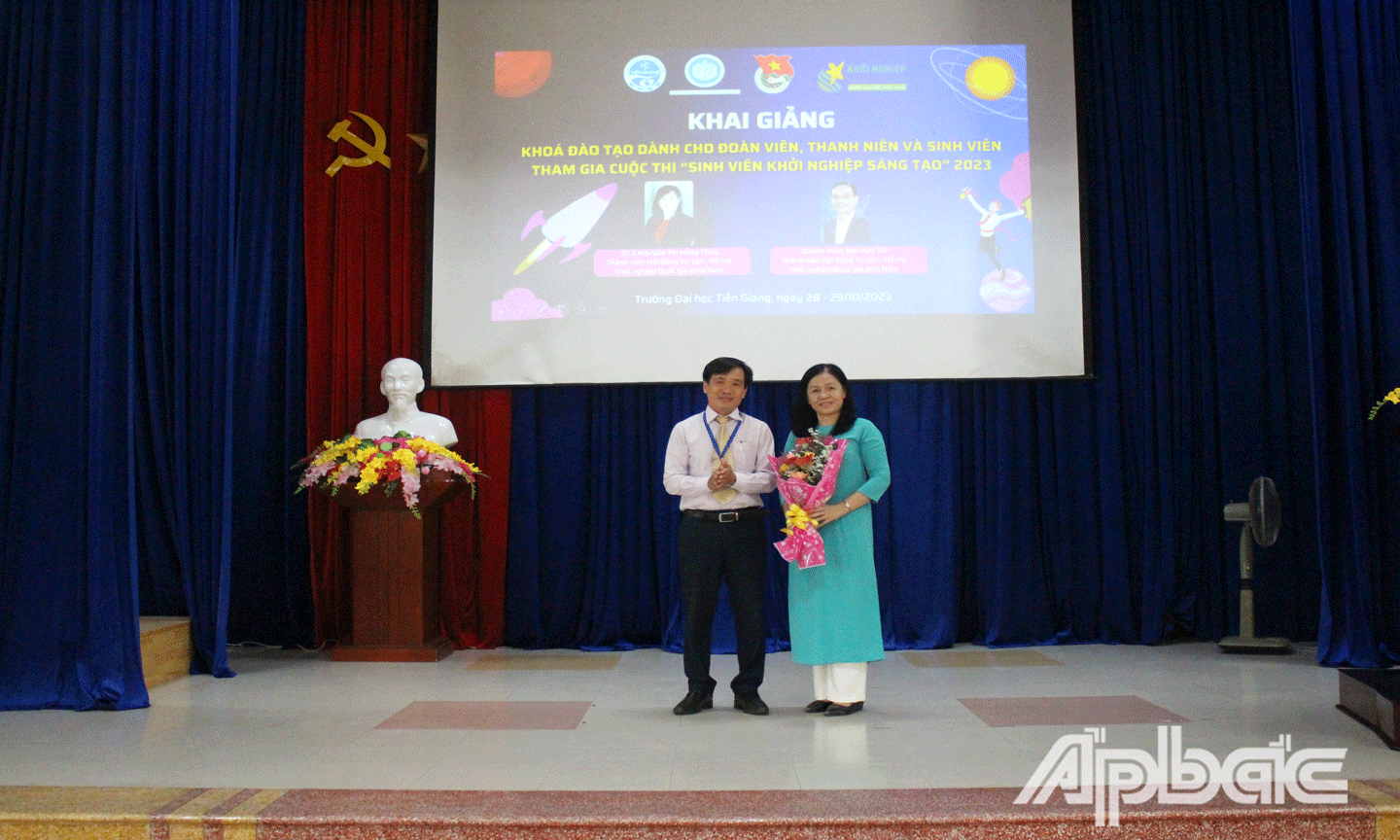 Tiến sĩ Nguyễn Hoàng Vũ, Phó Hiệu trưởng Trường Đại học Tiền Giang tặng hoa cho diễn giả. 