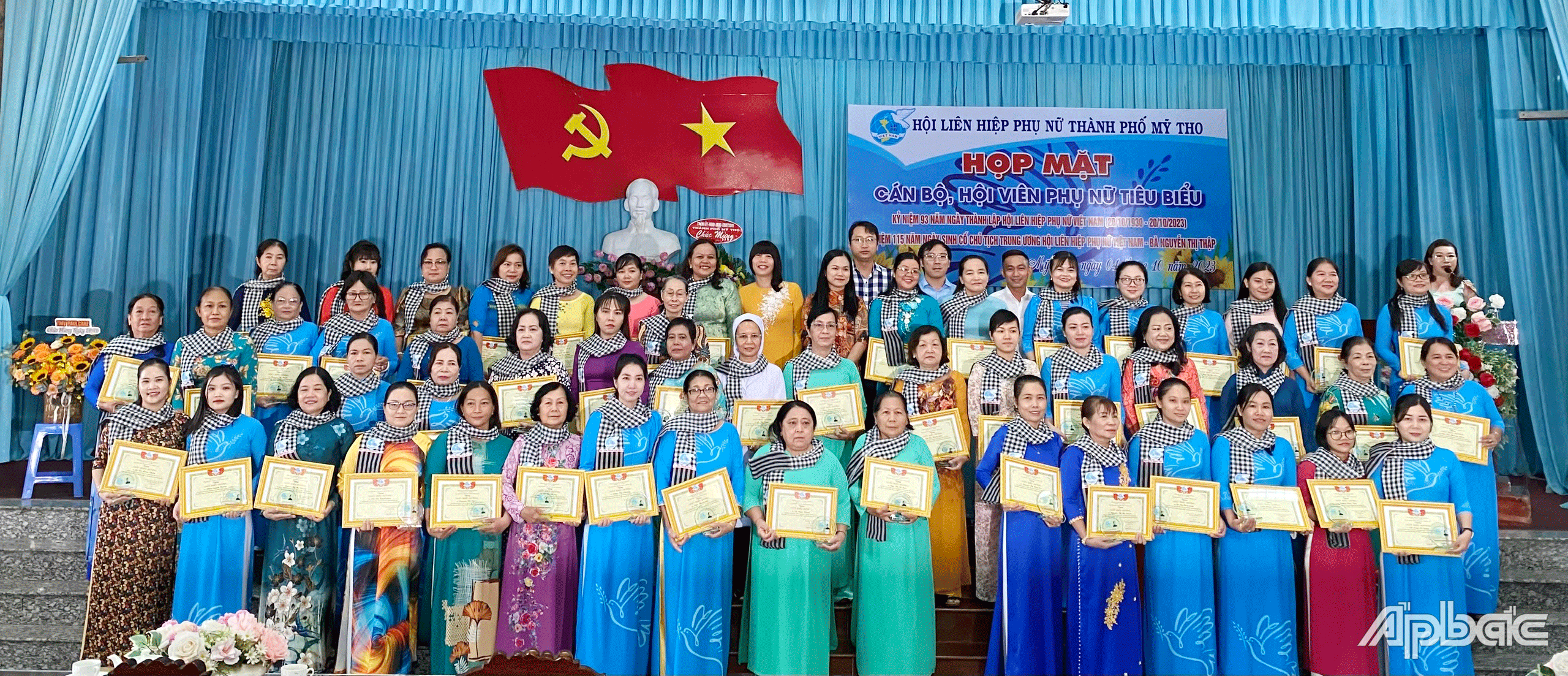 Lãnh đạo UBND TP. Mỹ Tho và Hội Liên hiệp Phụ nữ thành phố biểu dương cán bộ, hội viên, phụ nữ có thành tích tiêu biểu.                                                              Ảnh: Cẩm Linh