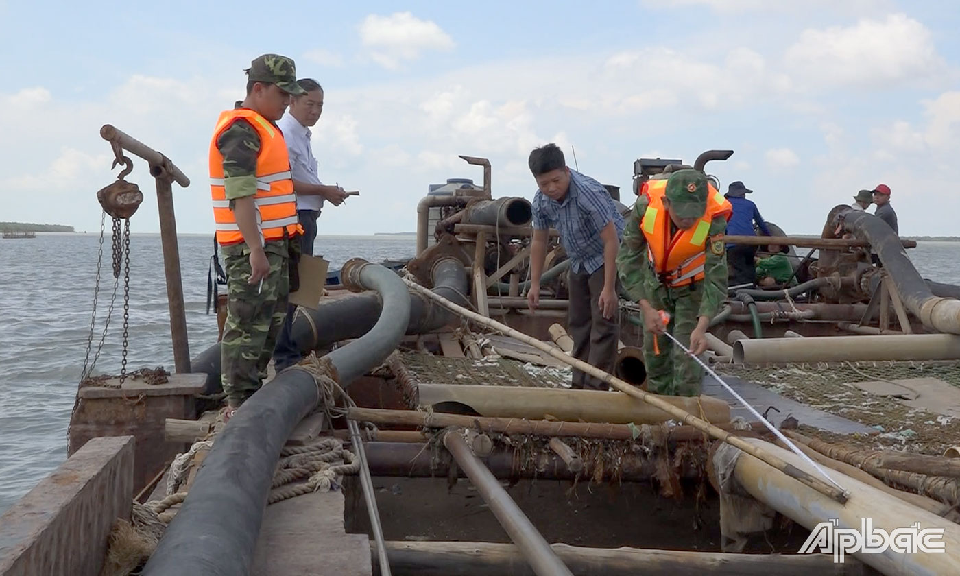 BĐBP tỉnh phối hợp cơ quan chức năng tạm giữ và kiểm tra phương tiện khai thác, vận chuyển cát trái phép.