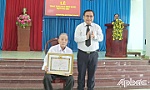 Tiền Giang: Trao Huy hiệu Đảng đợt 7-11