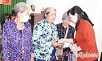 Đồng chí Châu Thị Mỹ Phương dự Ngày hội Đại đoàn kết toàn dân tộc tại ấp 1, xã Đạo Thạnh, TP. Mỹ Tho