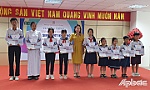 Trao 50 phần học bổng cho học sinh vượt khó học tốt