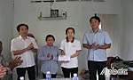Trao tiền hỗ trợ cho em Võ Ánh Ngọc