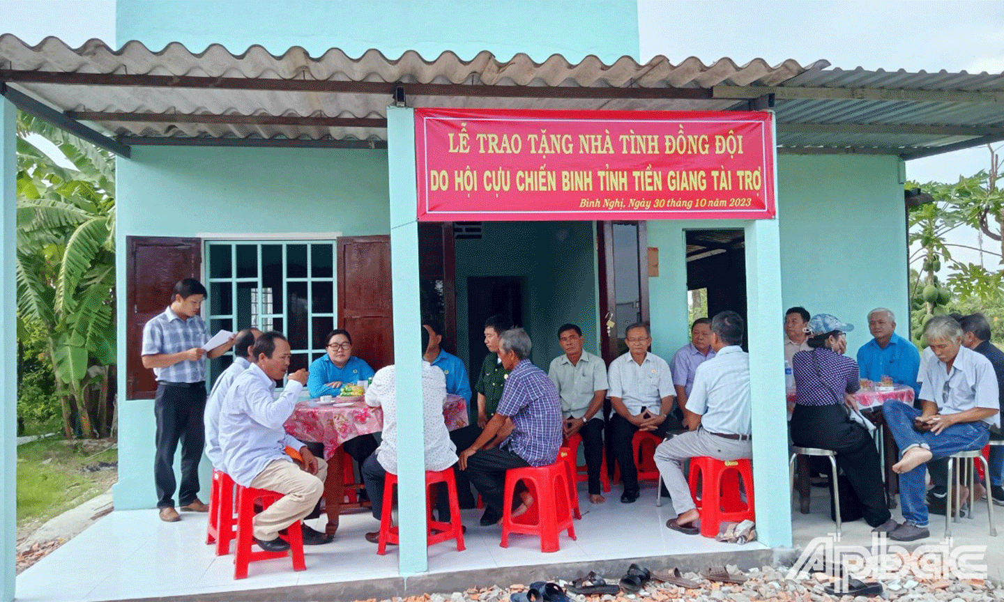 Đại biểu tham dự lễ bàn giao nhà Tình đồng đội cho Cựu chiến binh Nguyễn Việt Quang