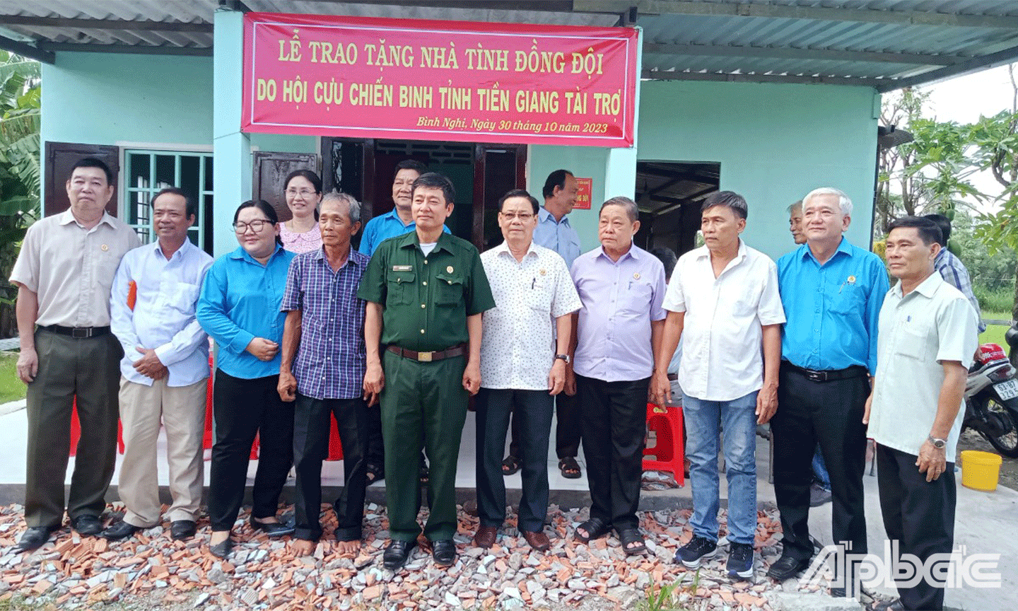 Đại biểu cùng gia đình Cựu chiến binh Nguyễn Việt Quang chụp ảnh lưu niệm