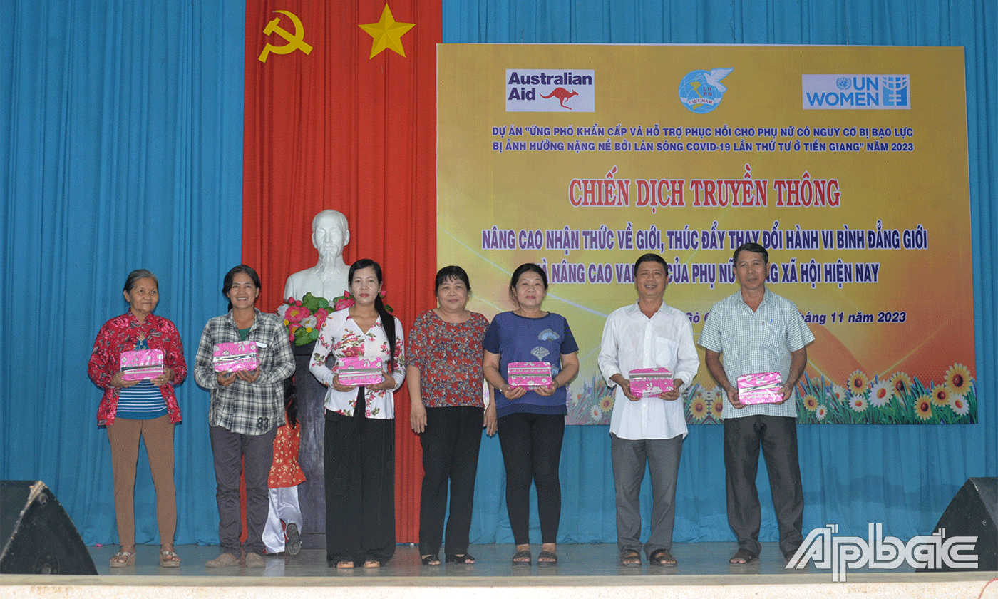 Tặng quà cho các gia đình, phụ nữ, nam giới tích cực tham gia các hoạt động tại buổi truyền thông.