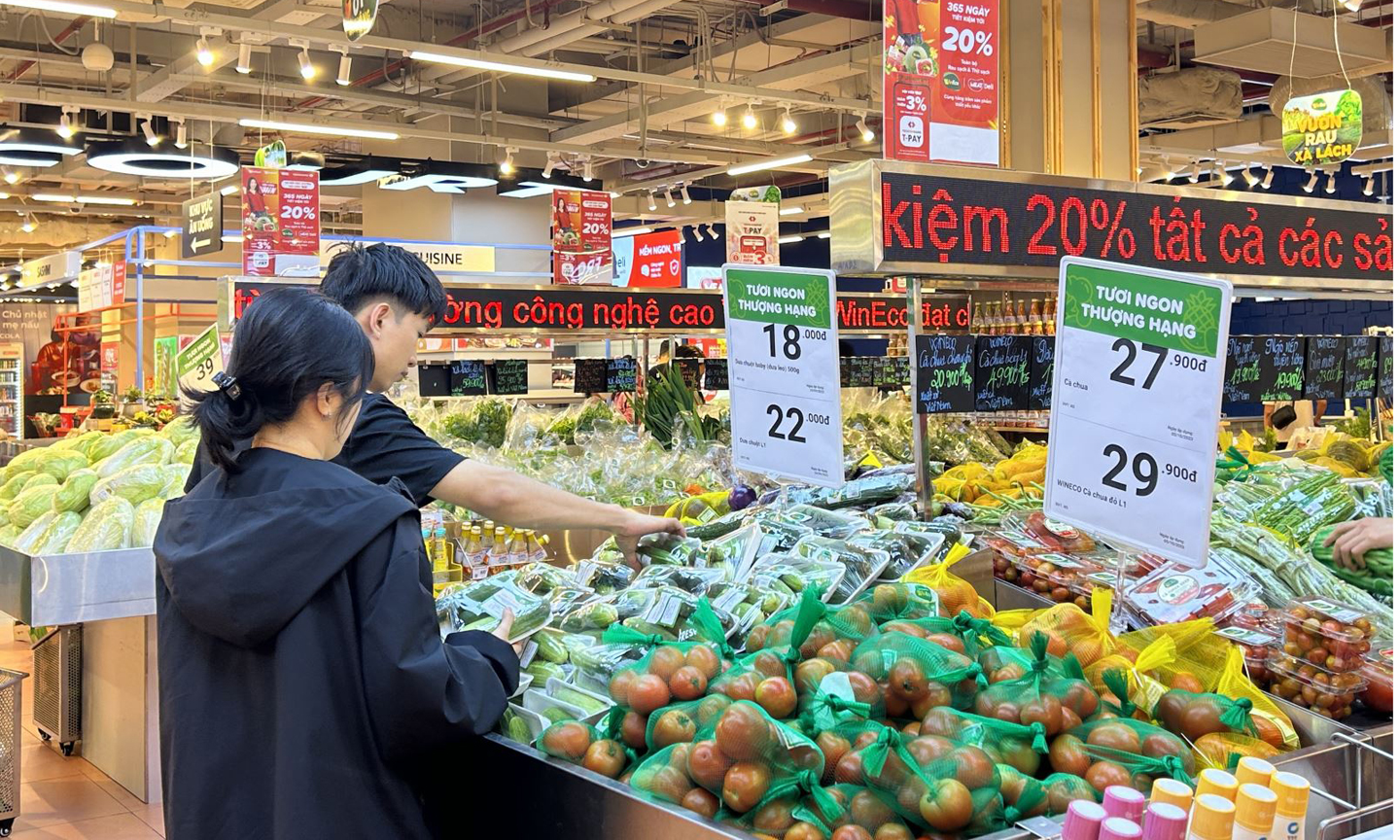 Khách mua hàng tại siêu thị Winmart. 