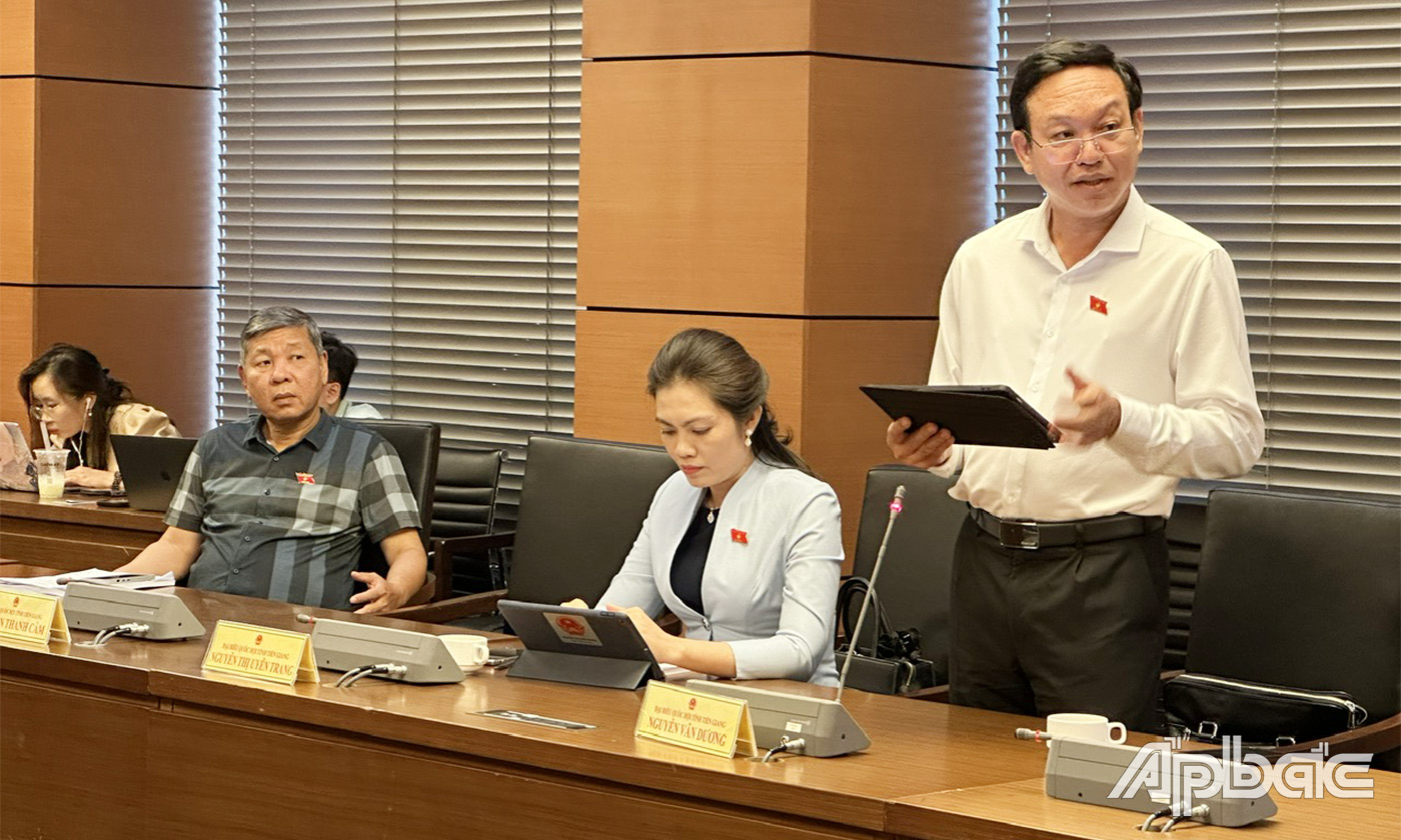Đại biểu Nguyễn Văn Dương phát biểu ý kiến thảo luận tại tổ
