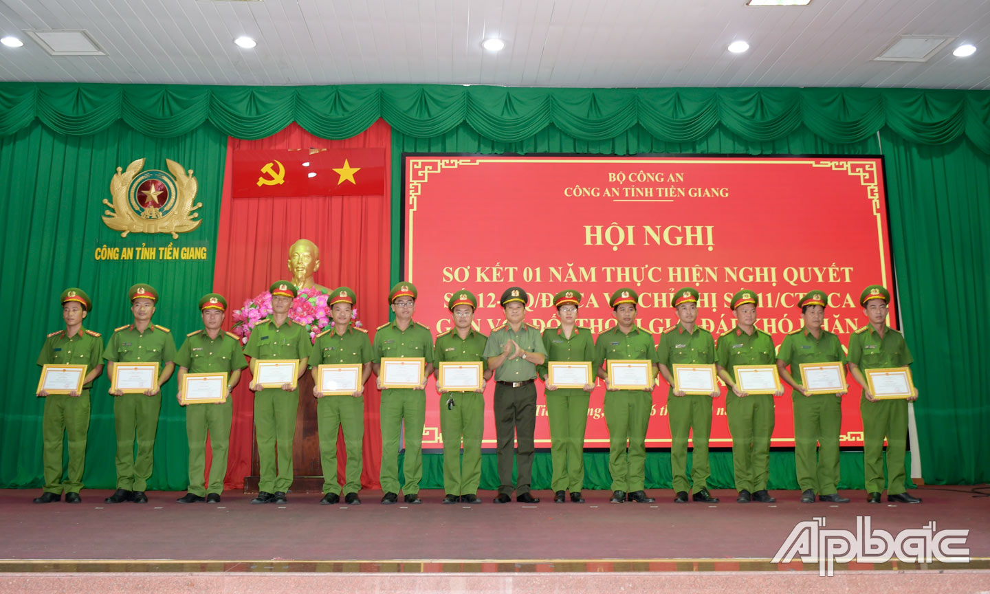 Các tập thể có thành tích trong thực hiện Nghị quyết 12 được nhận Giấy khen của Giám đốc của Công an tỉnh. Ảnh: Thanh Việt.
