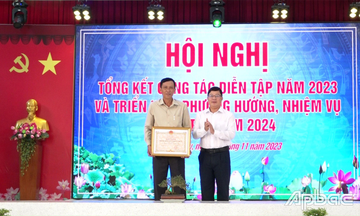 Đồng chí Trần Thanh Nguyên trao Bằng khen tại hội nghị