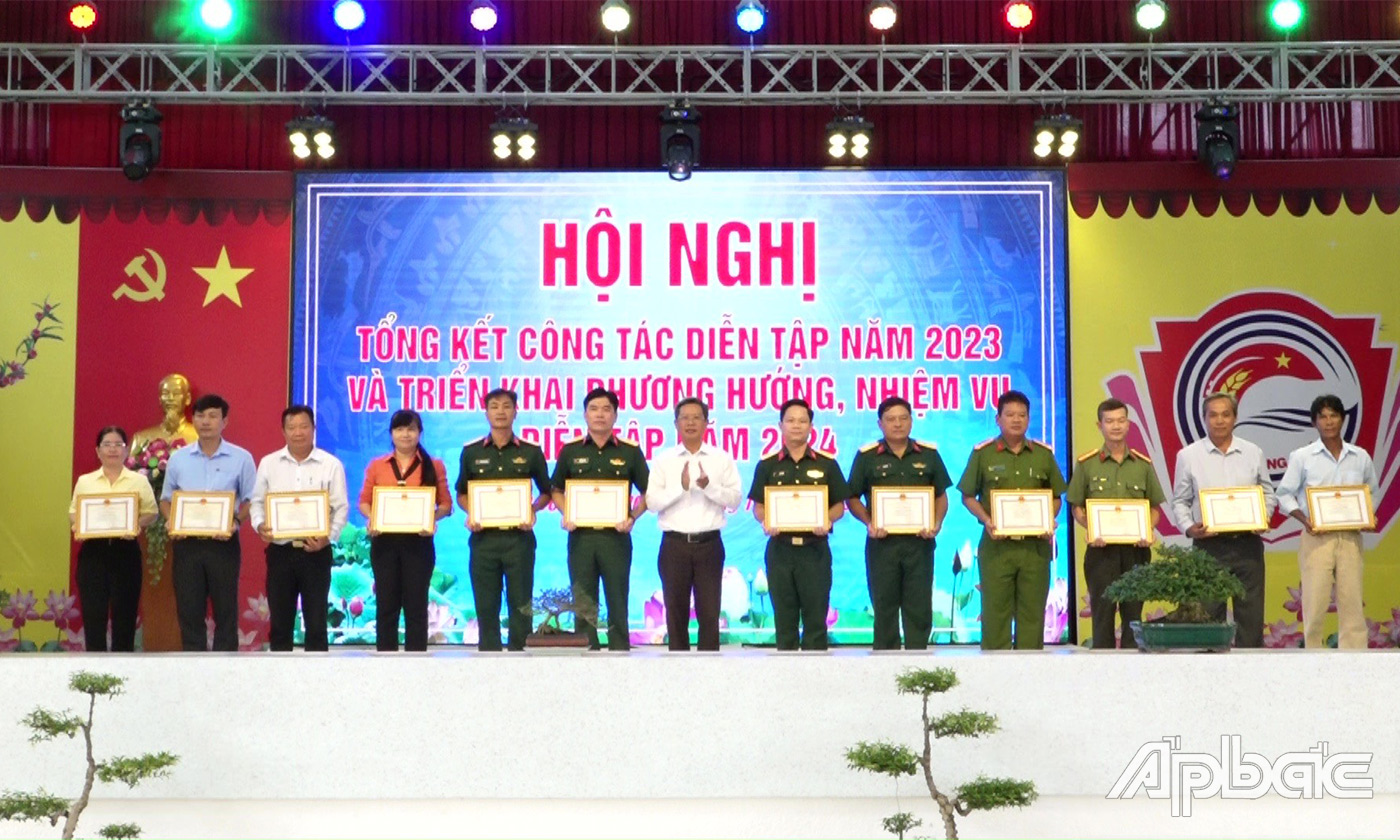 Lãnh đạo huyện Gò Công Tây tặng hoa chúc mừng lãnh đạo huyện Gò Công Tây trao giấy khen cho các tập thể, cá nhân 