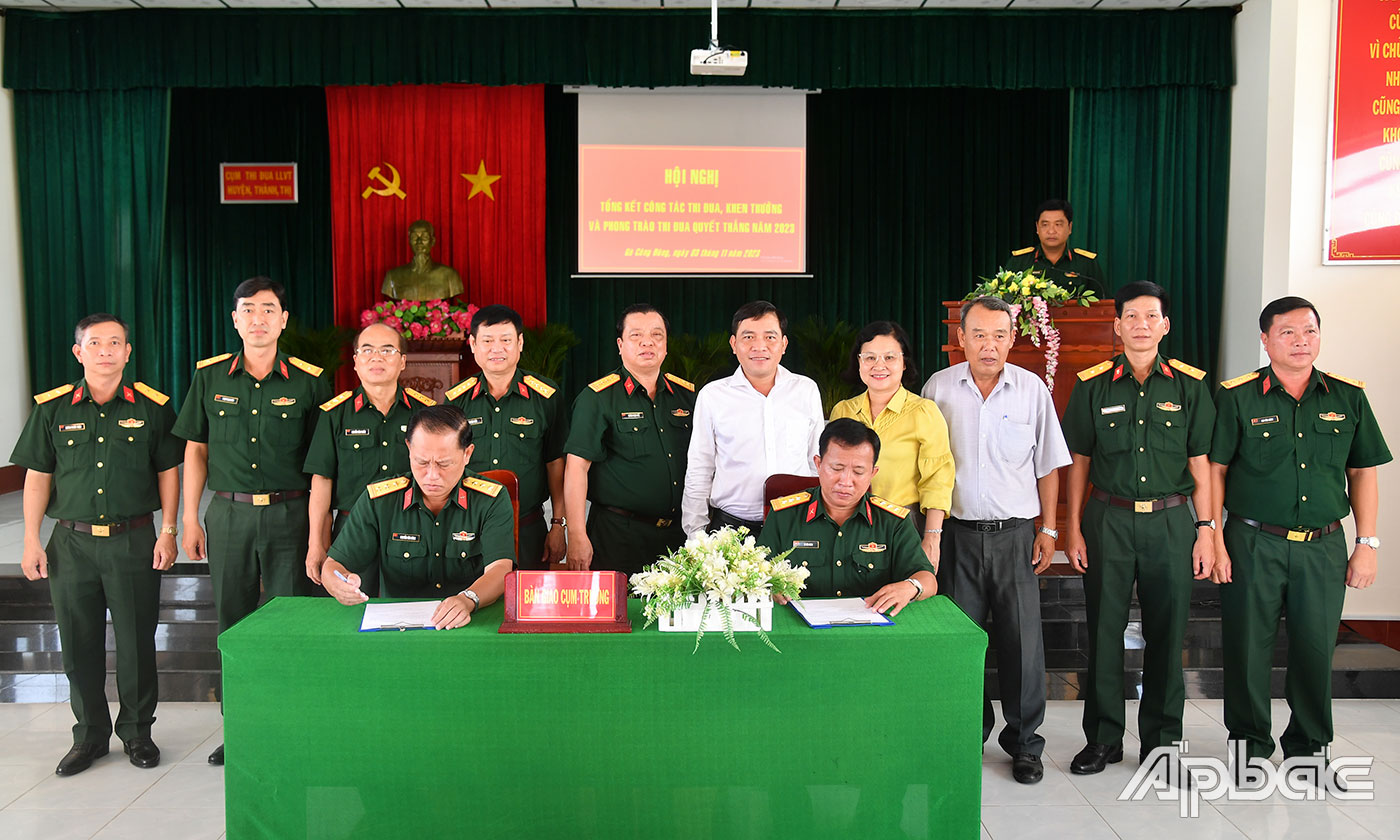 : Ký kết bàn giao Cụm trưởng Cụm thi đua năm 2024.